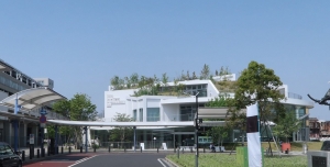 第17回屋上壁面緑化コンクールにて日本経済新聞社賞を受賞した、大野暁彦氏が緑化デザインを担当した太田市美術館・図書館。