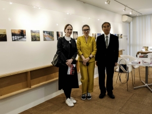右から角崎利夫元駐セルビア共和国日本大使、駐日セルビア共和国大使館マリア・ペリシッチ一等参事官、長門ティヤナ秘書
